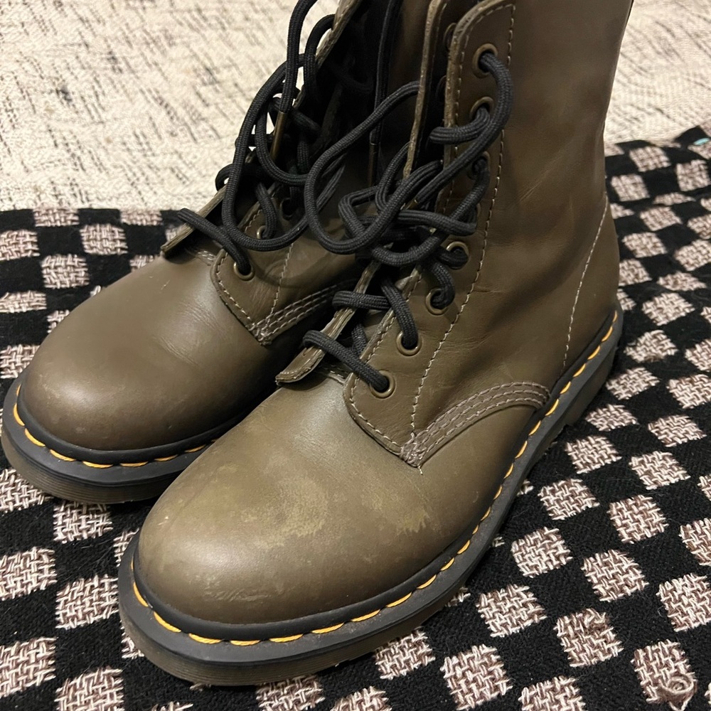 Pascal olive green leather Dr. Martens lace up uk 5/us 7